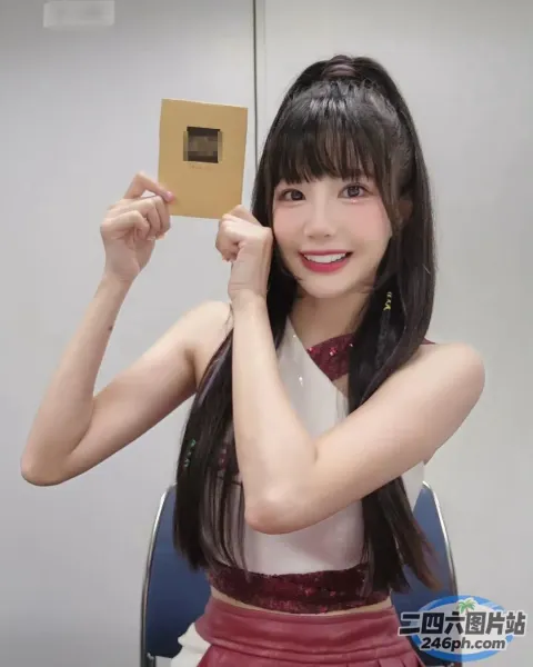 阿拉菲女孩在她面前举着一个金色的方块