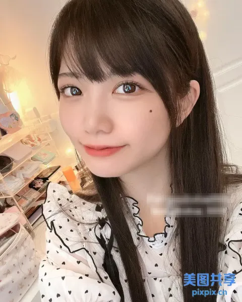 长发白衬衫女人的特写