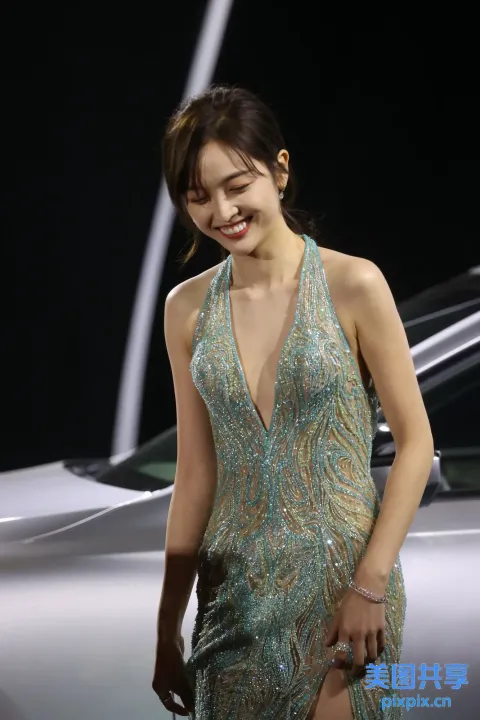 身穿裙子的阿拉夫女人站在汽车旁边