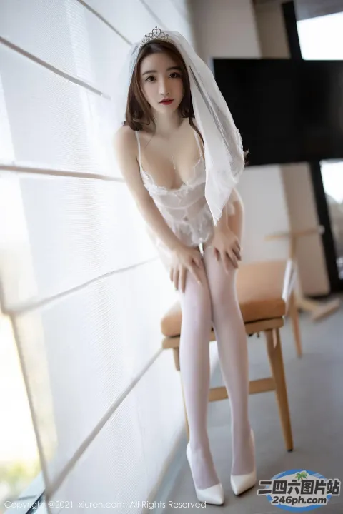一个穿着白色连衣裙和面纱的女人的特写