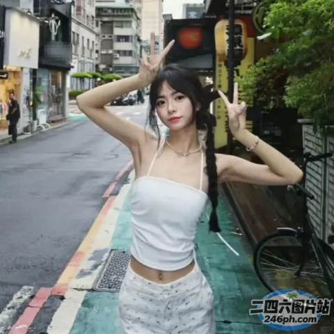 身穿白色上衣和裙子的 arafed 亚洲女子在街角摆姿势