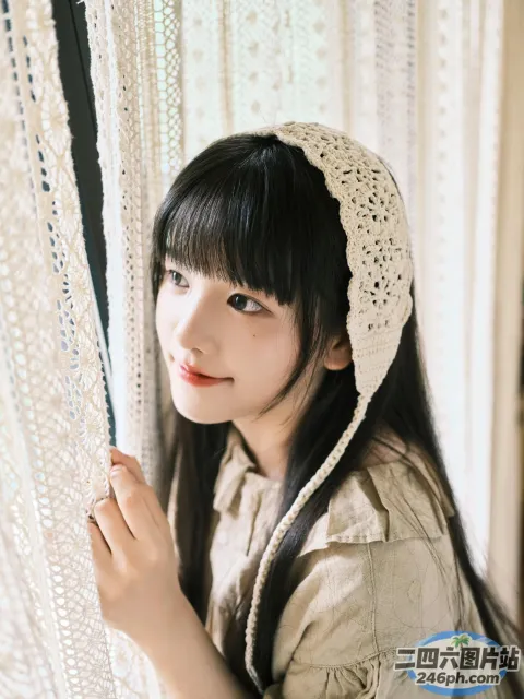 有一个年轻的女孩正在向窗外看