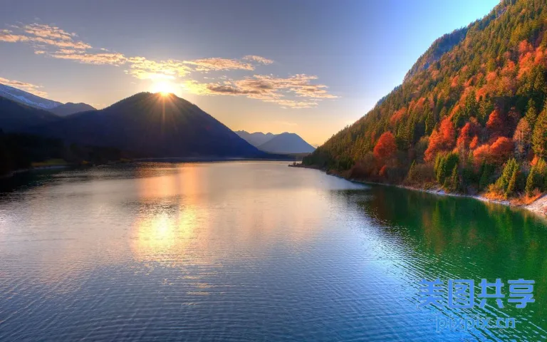 以山为背景的湖泊景观