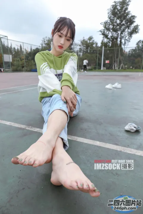 有一个女人坐在地上，双叉