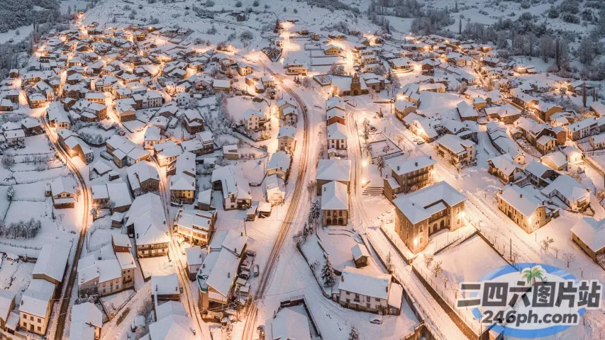 白雪皑皑的小镇和路灯的景色