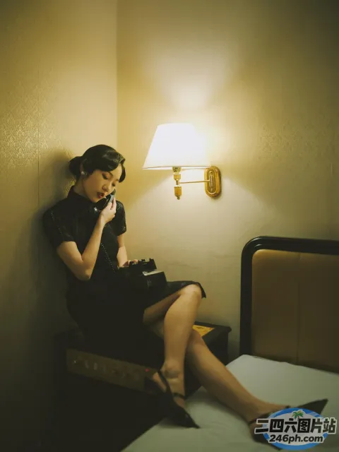 有个女人坐在床上打电话