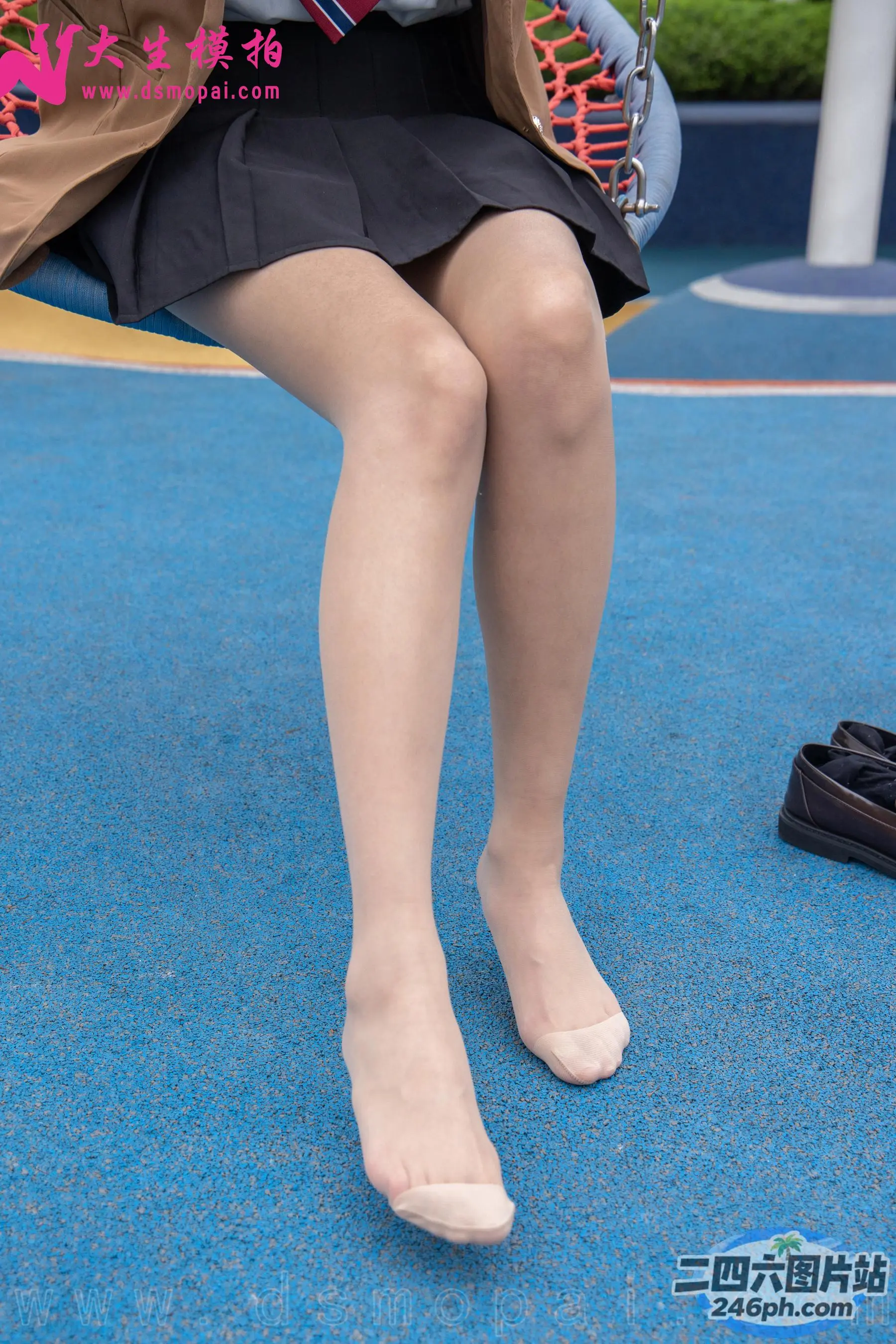 有一个女人穿着鞋子坐在秋千上
