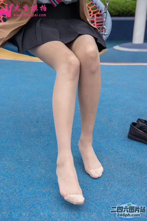 有一个女人穿着鞋子坐在秋千上