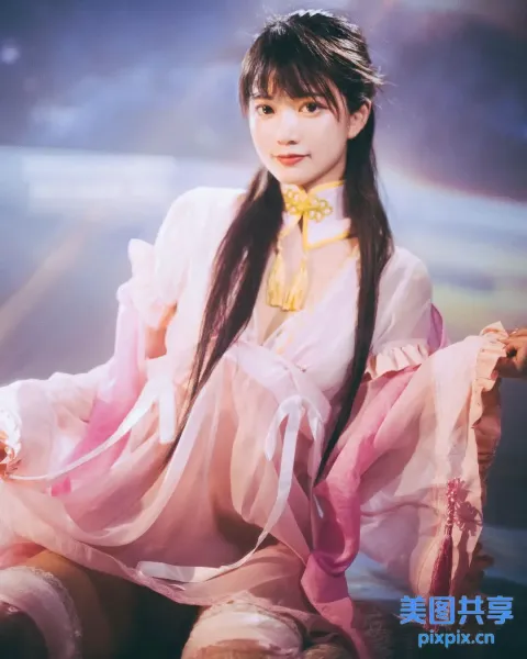 一个穿着粉红色连衣裙坐在椅子上的女人的特写