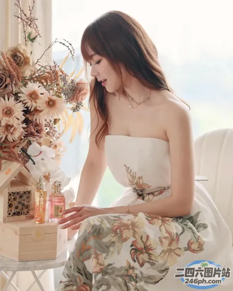 阿拉菲女人坐在椅子上，手里拿着一瓶花