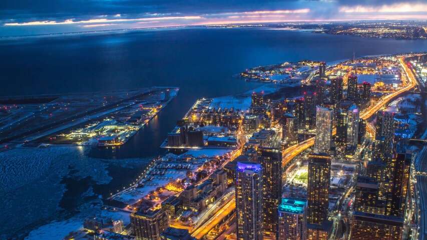 有河流和桥梁的城市夜景
