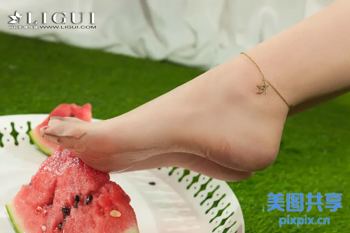 有人在盘子里吃一片西瓜