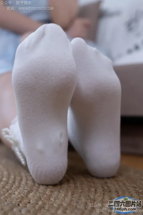 地毯上穿着白色袜子的孩子双脚乱