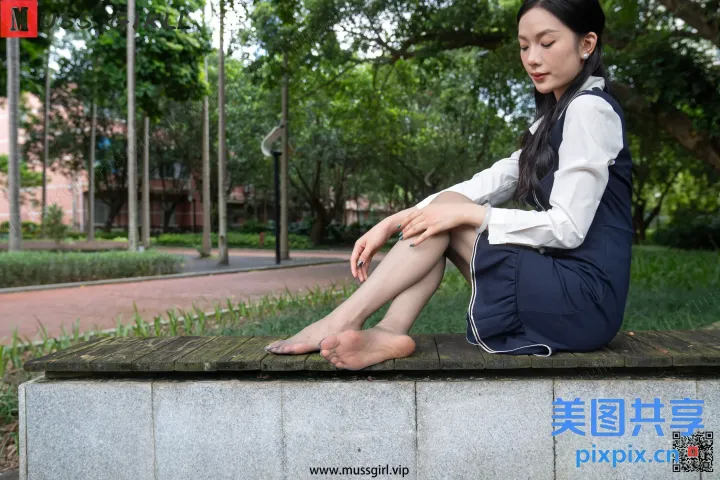公园里的长椅上坐着一个女人