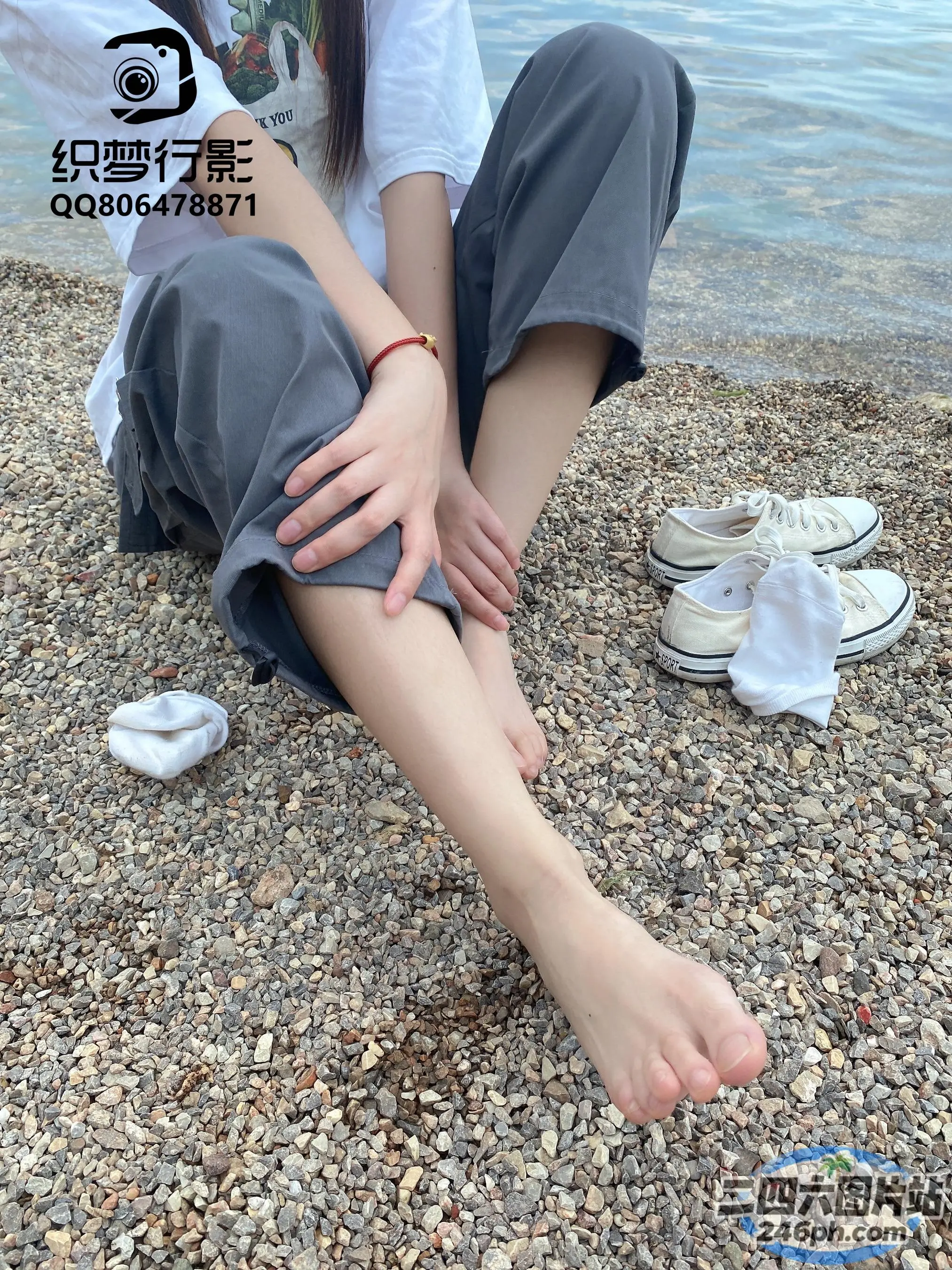 阿拉夫德女人坐在海滩上，双叉