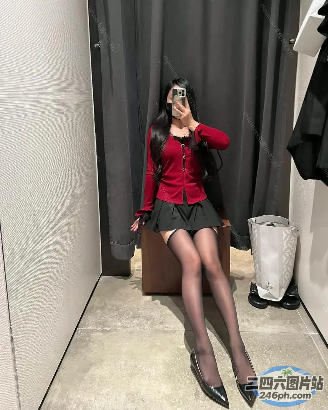 一名身穿红色衬衫和黑色裙子的女子正在自拍