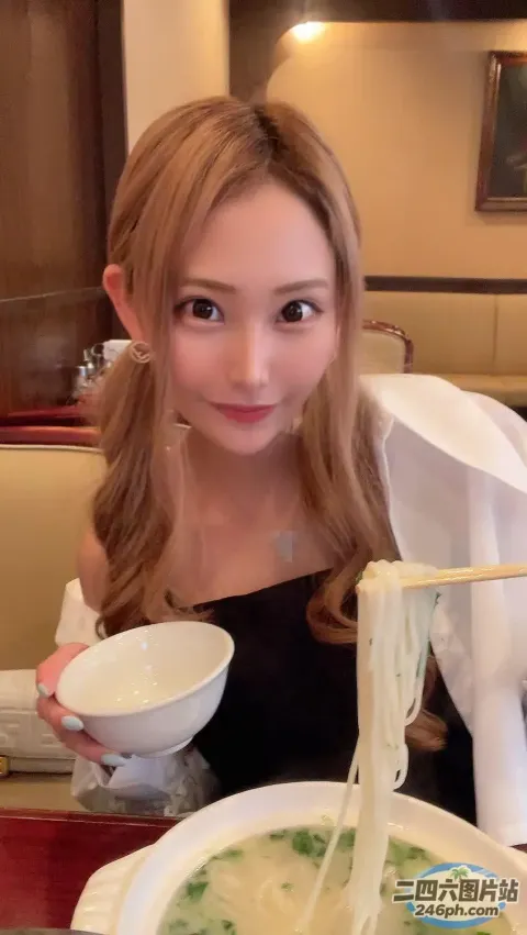 Araffy 亚洲女人拿着筷子吃面