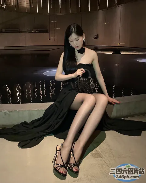 有一个女人坐在窗台上，手里拿着钱包