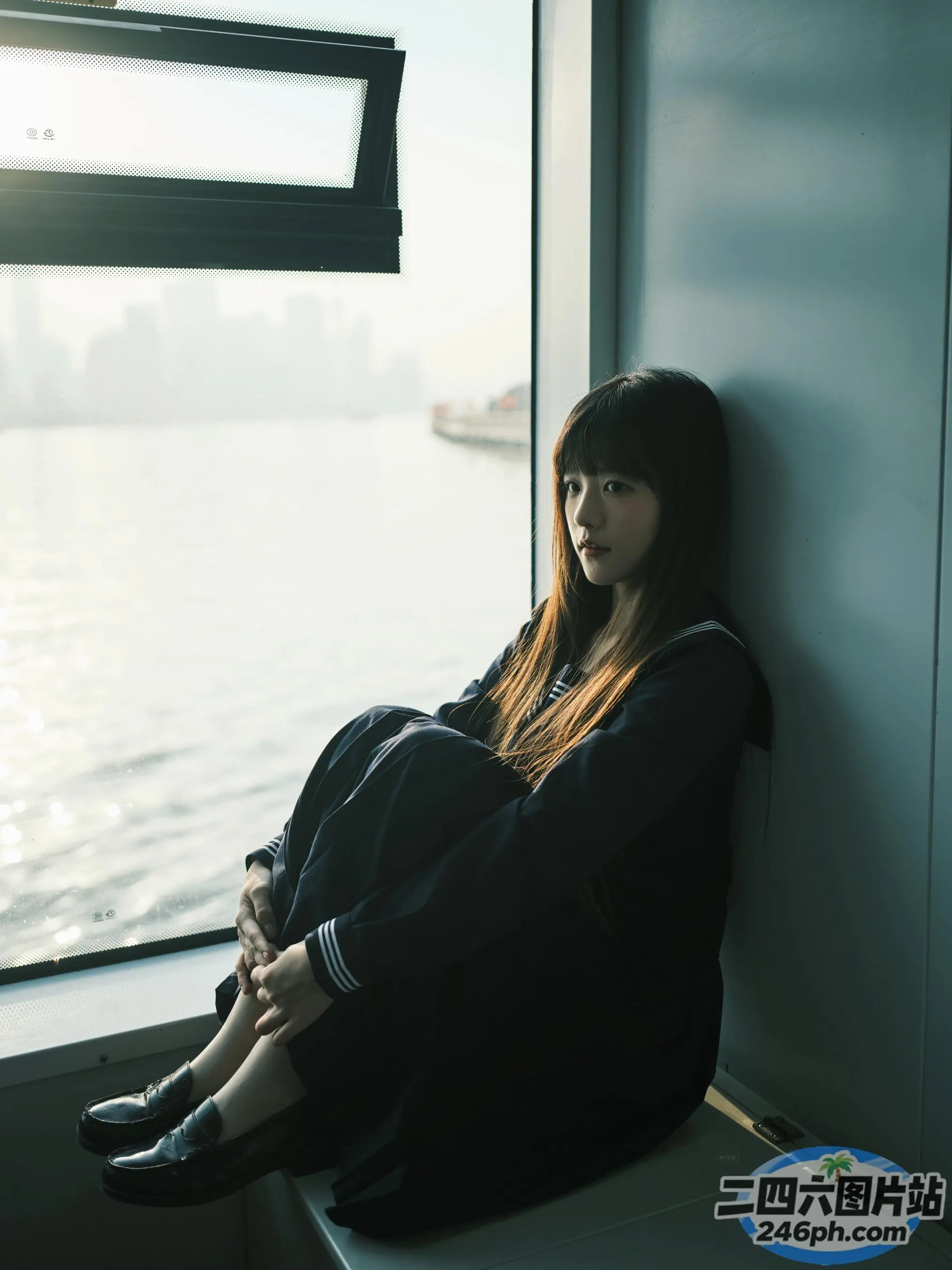 有一个女人坐在窗台上，望着窗外