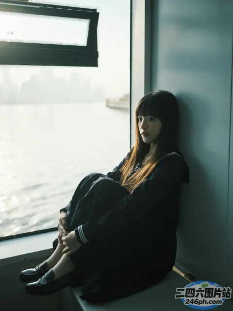 有一个女人坐在窗台上，望着窗外