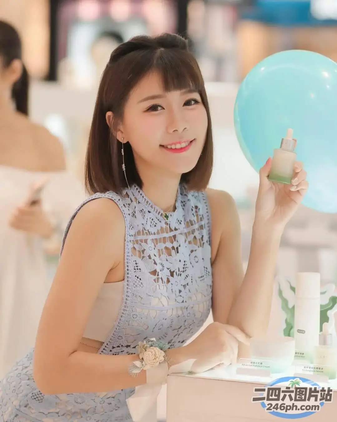 一个女人在桌子附近拿着蓝色气球的特写