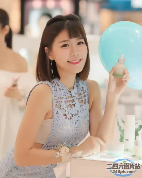 一个女人在桌子附近拿着蓝色气球的特写