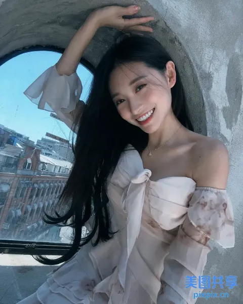 身穿白色连衣裙的 Arafed 女子合影留念