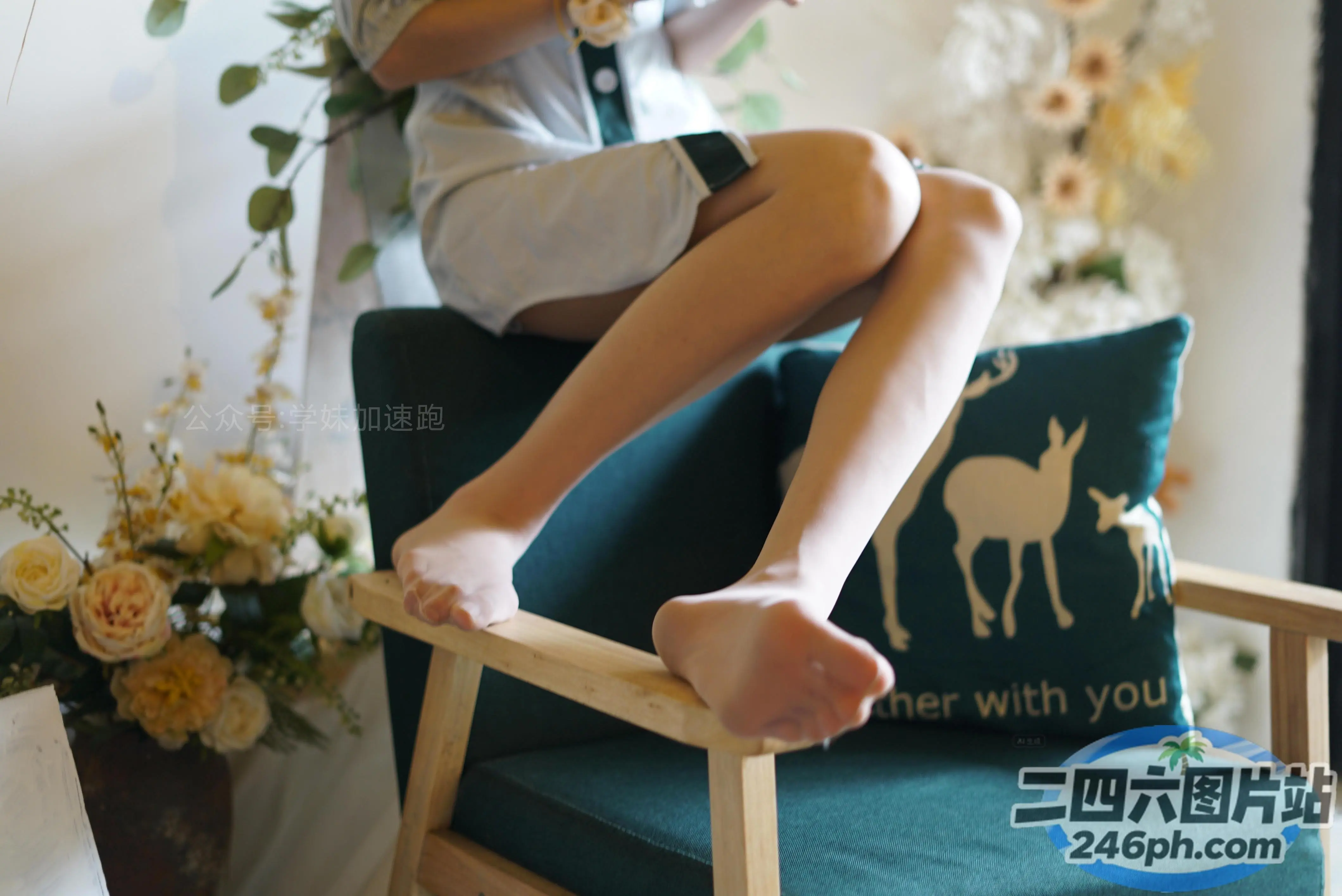 有个女人坐在椅子上，手里拿着一本书