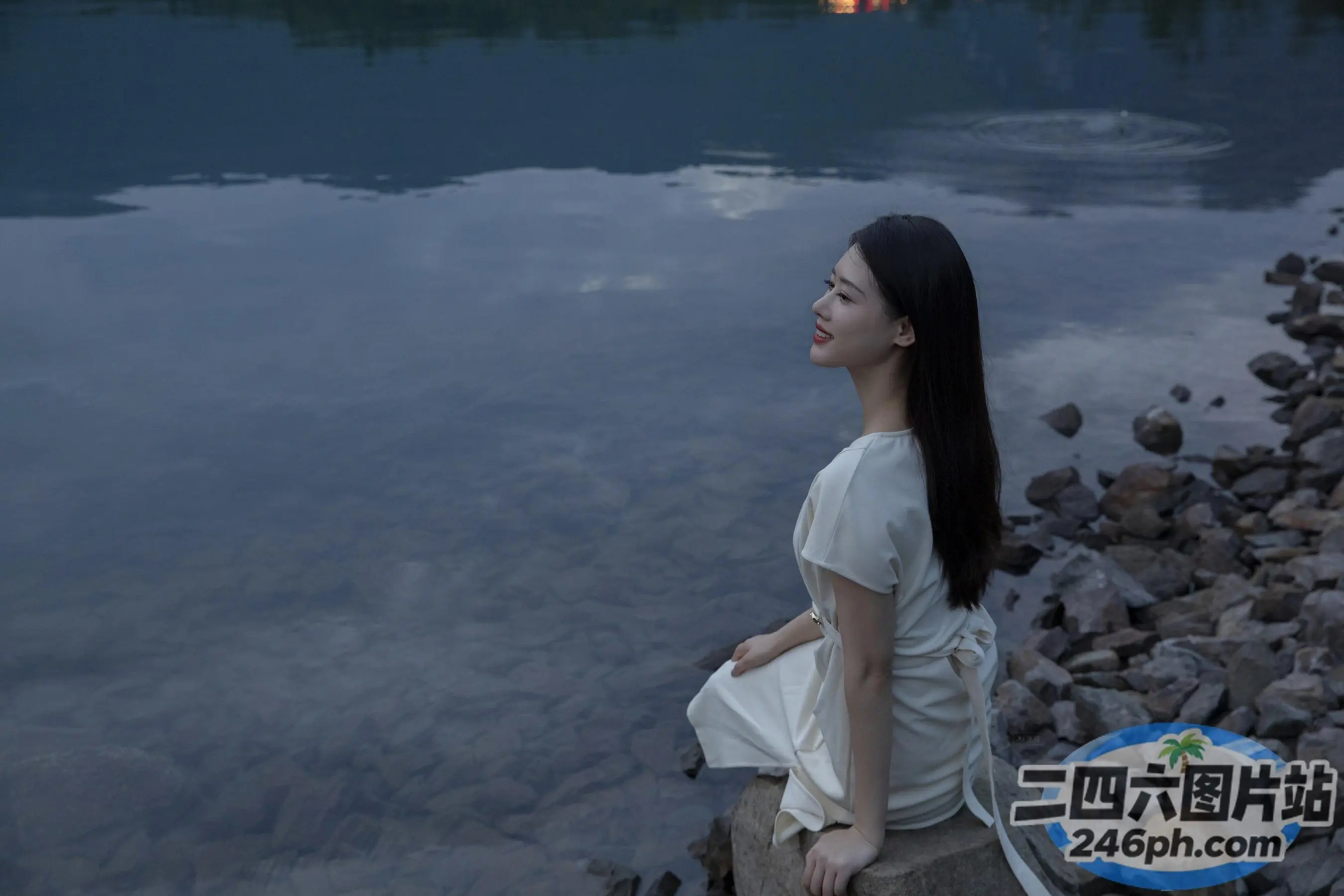 水边的一块石头上站着一个女人
