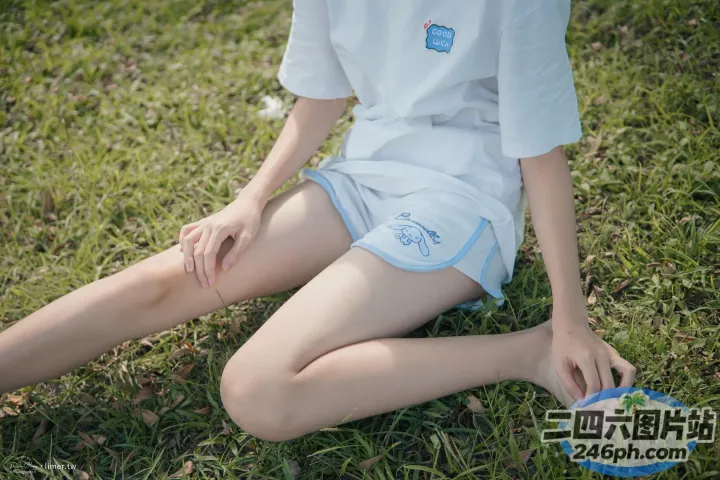 有个女人拿着牙刷坐在草地上