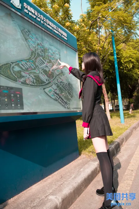 有个女人站在标牌上的地图前