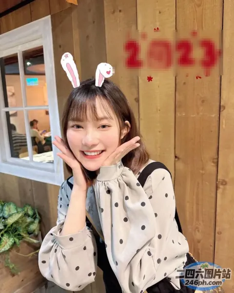 一个长着兔子耳朵的女人正在摆姿势拍照