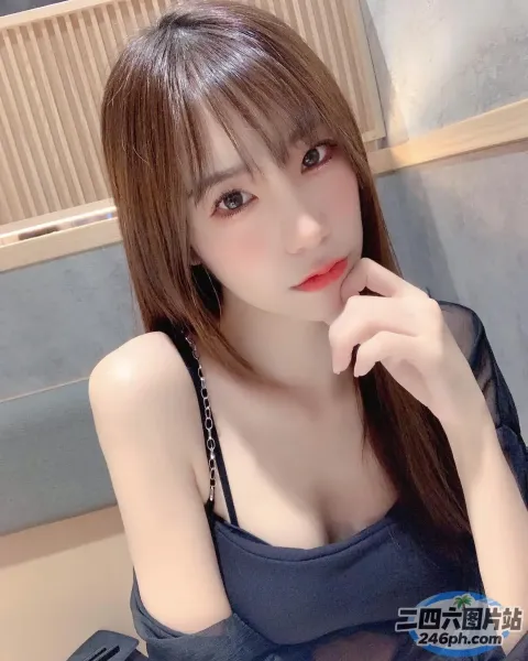 穿着蓝色上衣的长发女人的特写