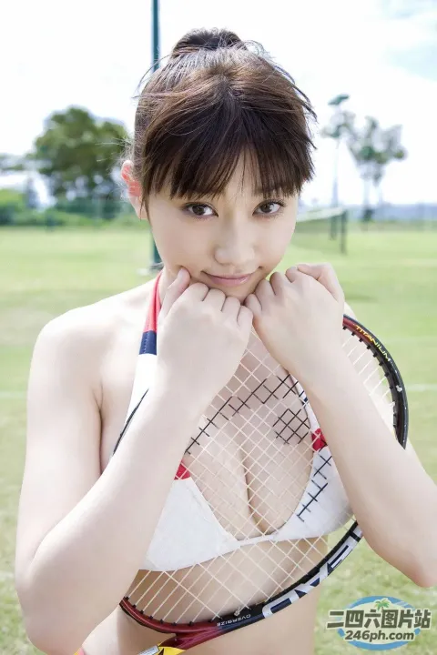 身穿比基尼的 arafed 亚洲女子，手里拿着网球拍