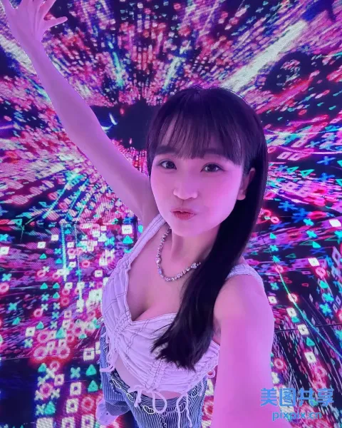 一位身穿白色上衣和蓝色短裤的女人的 arafed 图像