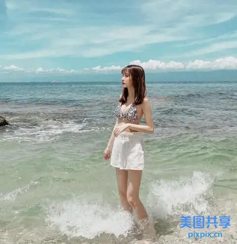 海滩上站着一个女人
