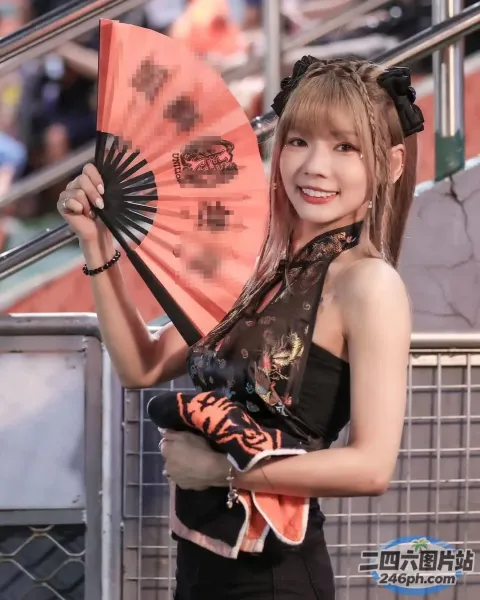 阿拉菲女子拿着扇子，对着镜头微笑