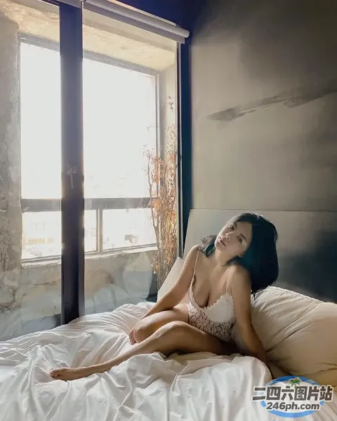 穿着白色文胸上衣坐在床上的阿拉夫德女人
