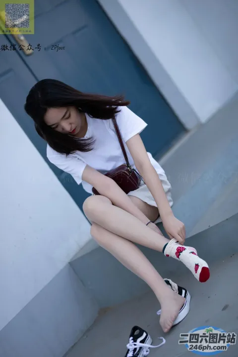 坐在建筑物的台阶上系鞋带的 Araffed 女人