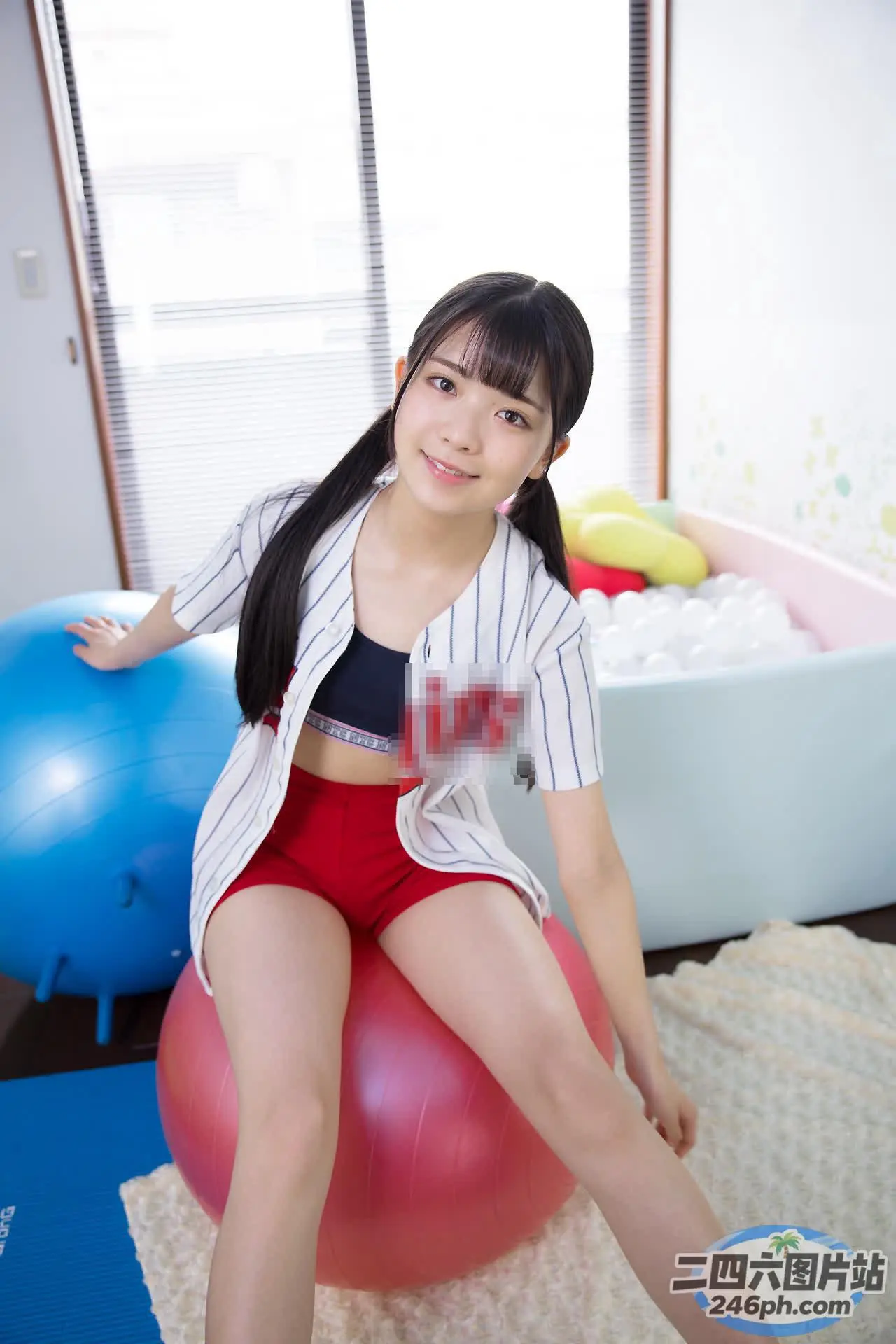 arafed 亚洲妇女坐在房间里的球上