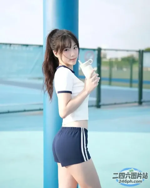 阿拉夫德亚洲女子手里拿着杯子和杯子
