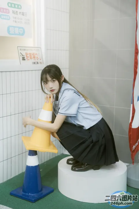 有一个女人跪在一个带有圆锥体的基座上