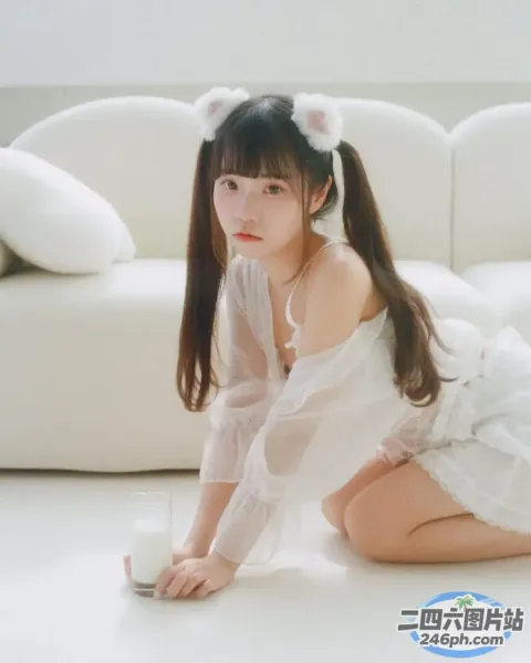 身穿白色连衣裙的 araffe 女孩坐在地板上，手里拿着一杯牛奶