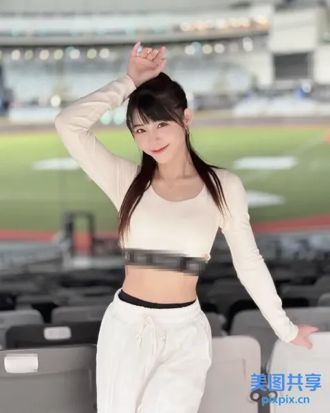 身穿白色运动服的 Araffe 女子在体育场内摆姿势