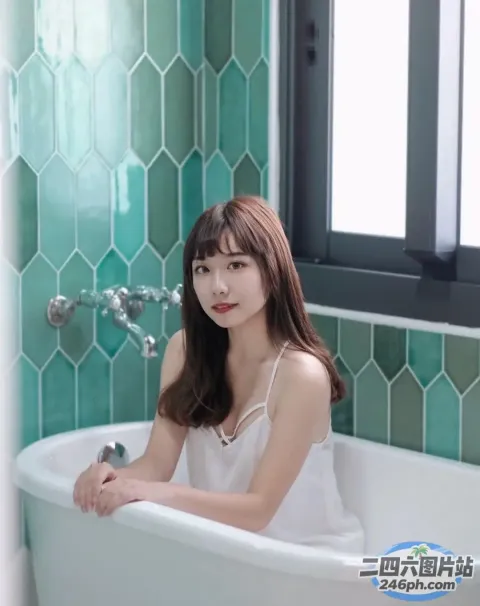 阿拉菲女人坐在浴缸里拿着一瓶水