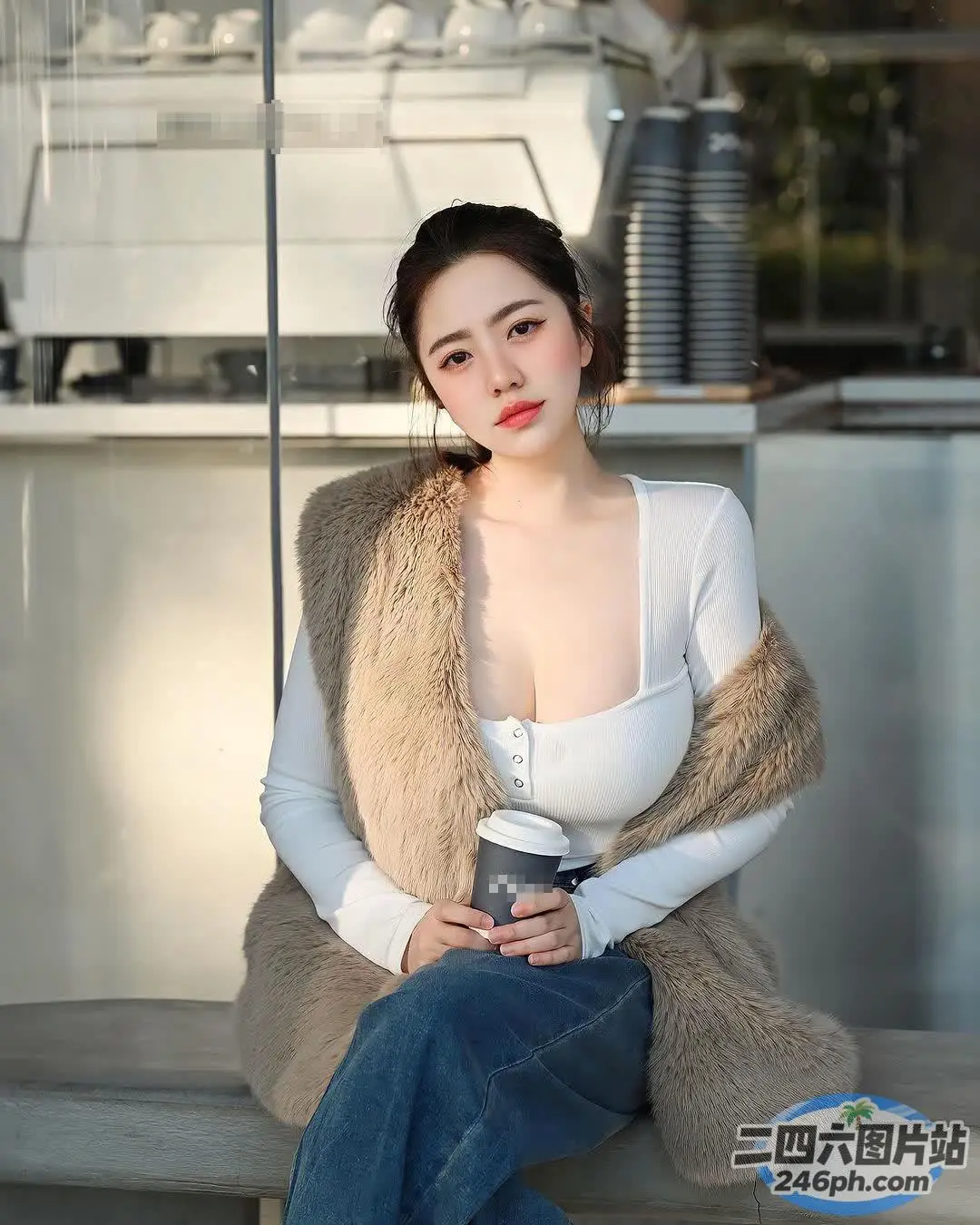 有个女人坐在长凳上，拿着相机