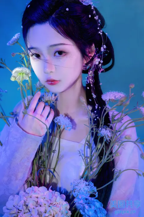 一个女人拿着一束花的特写