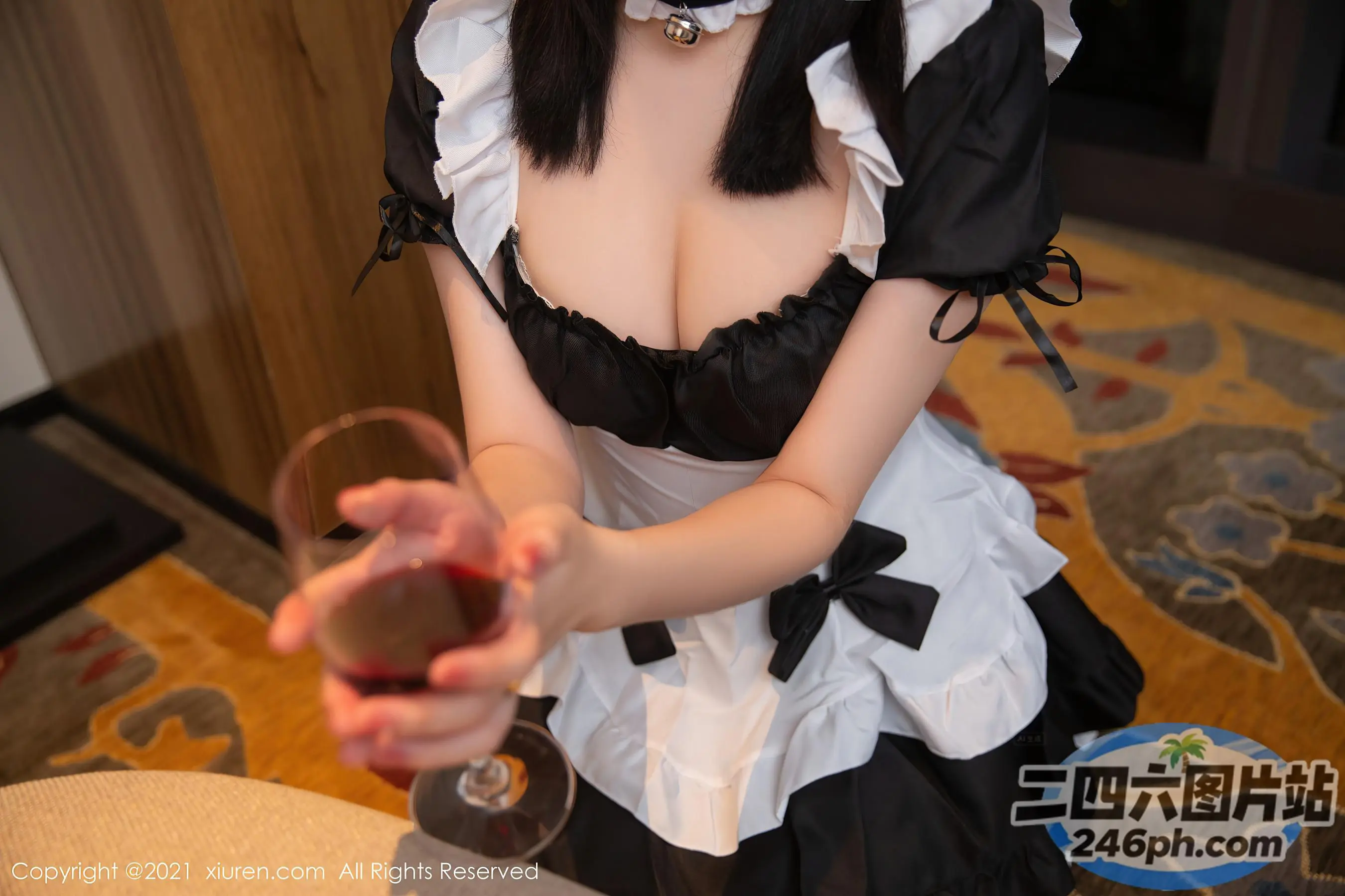 有一个穿着女仆装的女人，手里拿着一杯酒