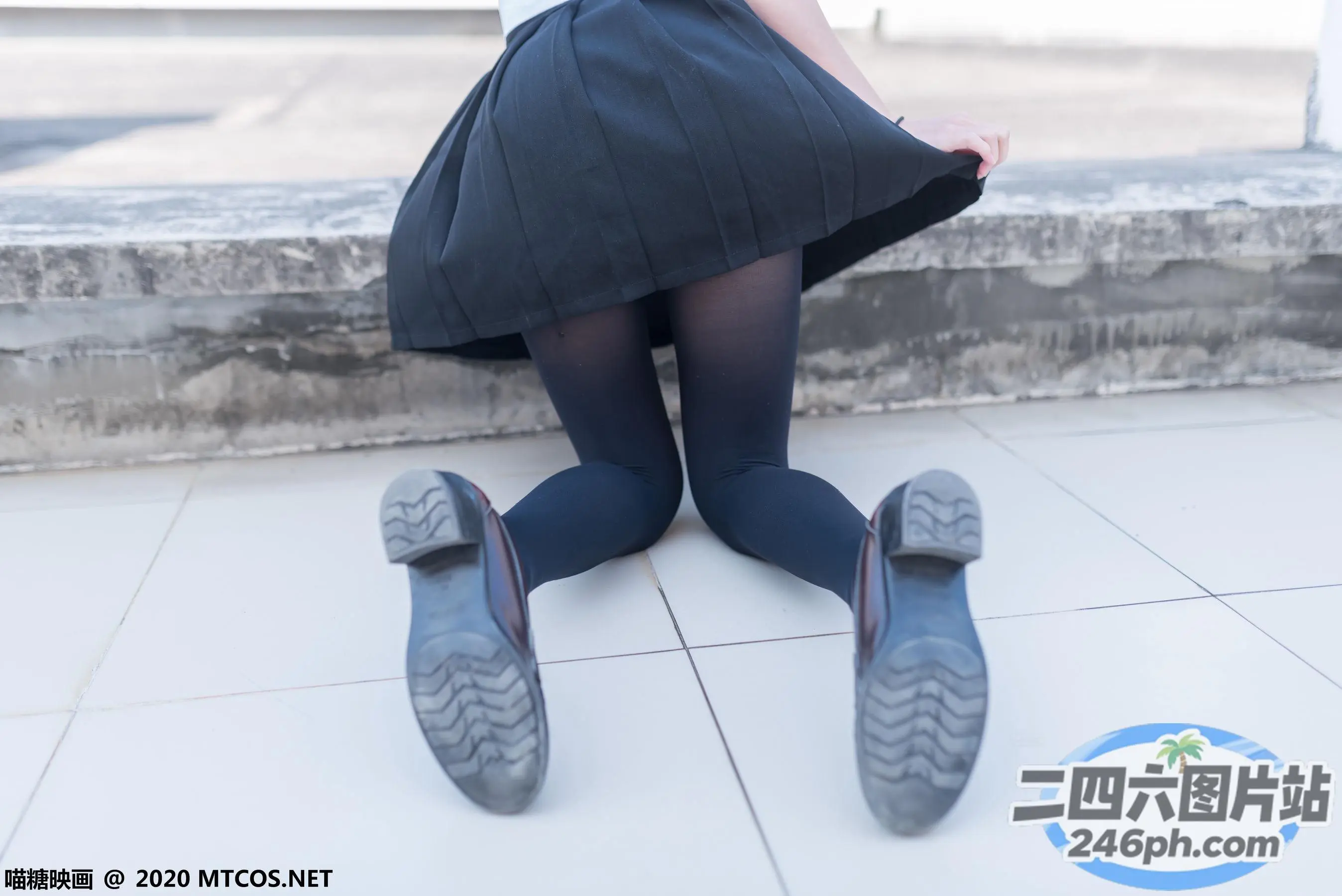 有一个女人坐在地上，双腿交叉
