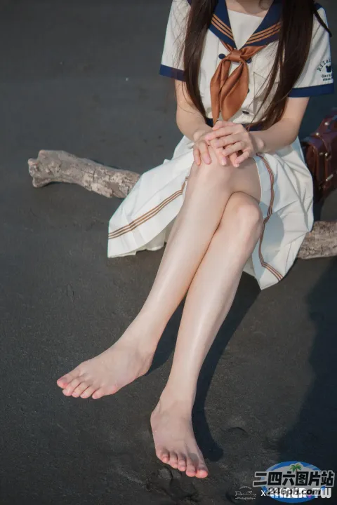 有一个女人坐在一根木头上，双腿交叉